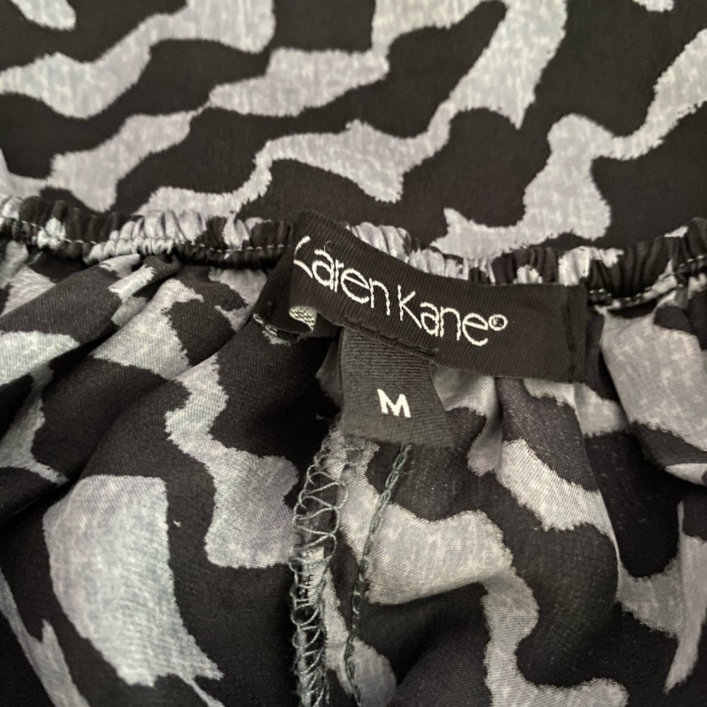 Karen Kane Gray and Black Geometric Print Top - Size Medium - Picture 12 of 14